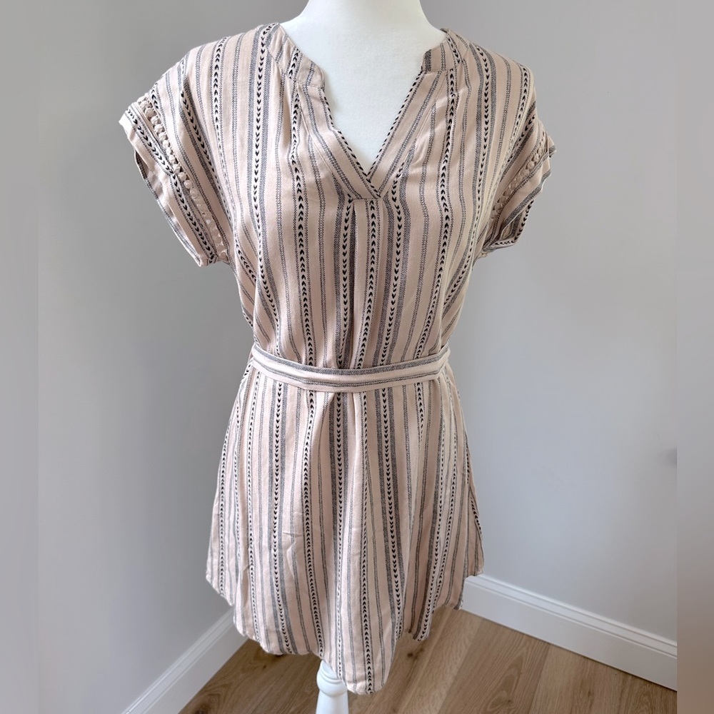 Sweet Wanderer mini sleeveless dress Size M V-neck.  Ties in the front or back